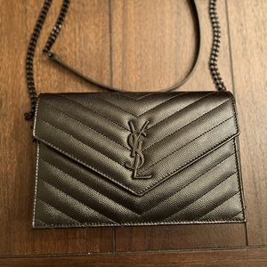 ENVELOPE CHAIN WALLET IN GRAIN DE POUDRE TECH